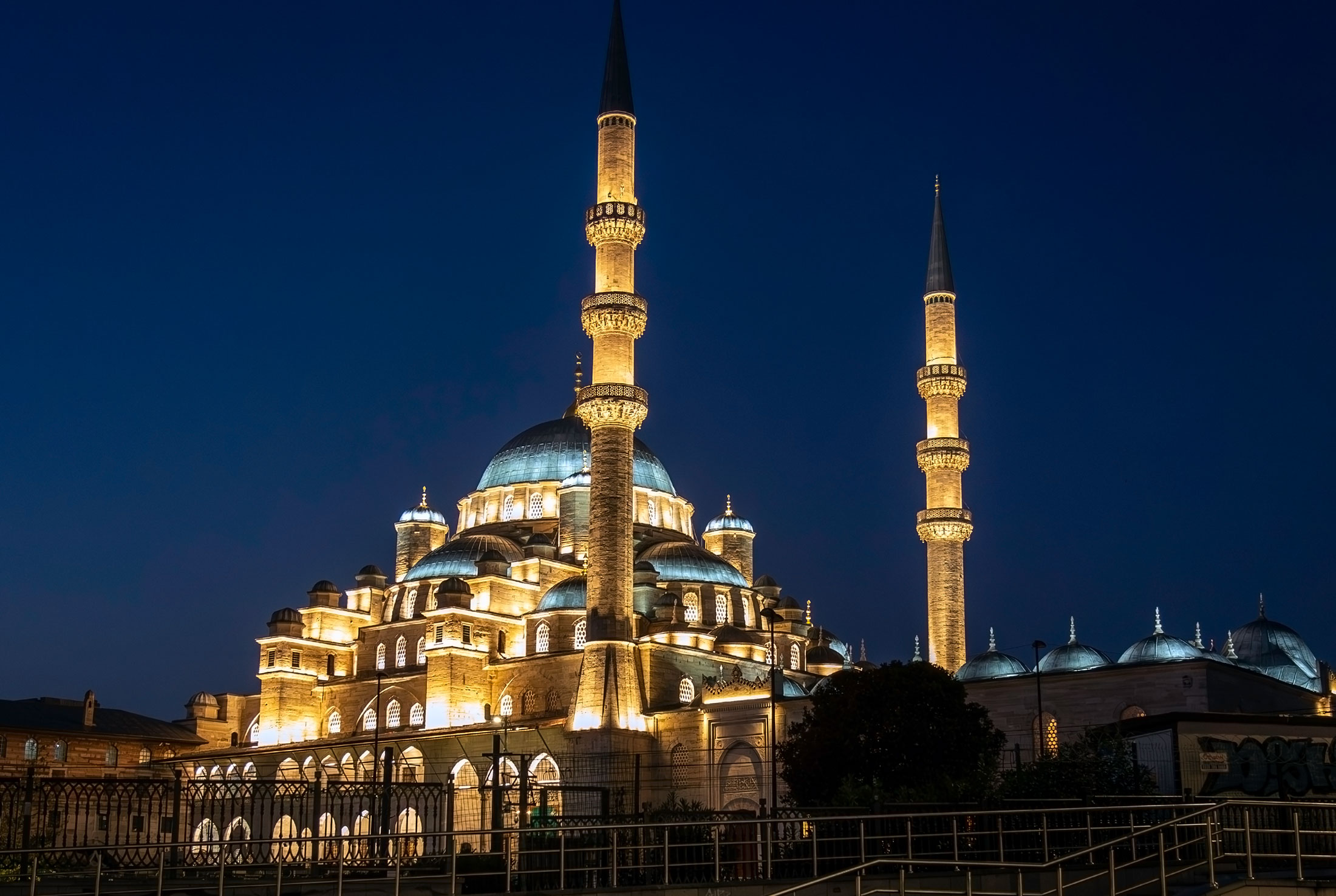 blue-mosque-at-night